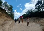 Wakil Bupati Boalemo, Lahmuddin Hambali, turun langsung meninjau progres pekerjaan Huwongo - Tanah Putih. (Foto Prokopim)