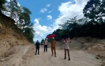 Wakil Bupati Boalemo, Lahmuddin Hambali, turun langsung meninjau progres pekerjaan Huwongo - Tanah Putih. (Foto Prokopim)