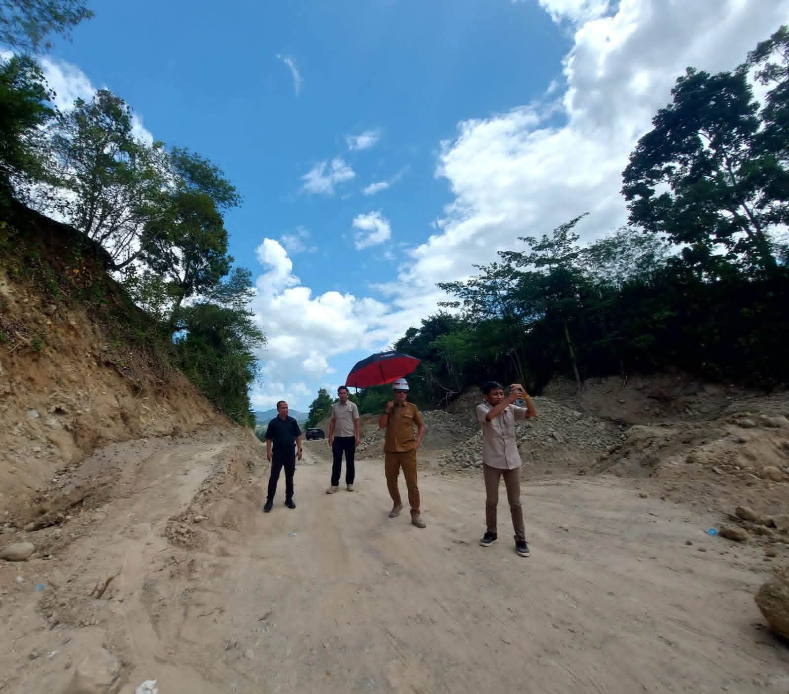 Wakil Bupati Boalemo, Lahmuddin Hambali, turun langsung meninjau progres pekerjaan Huwongo - Tanah Putih. (Foto Prokopim)