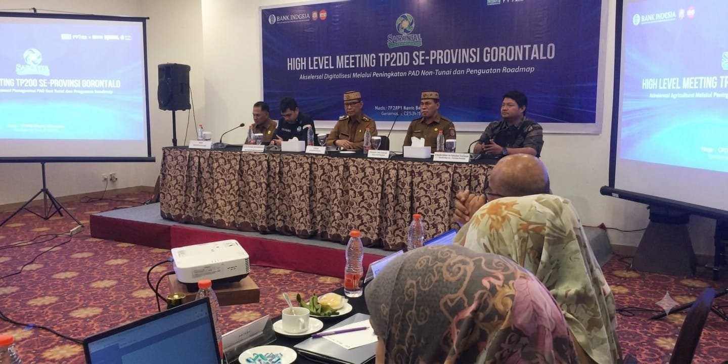 Bupati Bone Bolango, Ismet Mile, saat menjadi narasumber dalam agenda High Level Meeting Tim Percepatan dan Perluasan Digitalisasi Daerah (TP2DD) se-Provinsi Gorontalo.(Foto Kominfo)