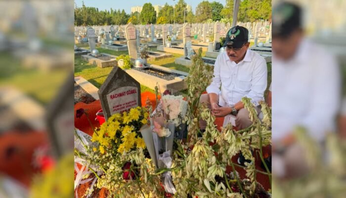 Momen Khidmat Bupati Boalemo Bersimpuh dan Kirim Doa di Pusara Almarhum Rachmat Gobel
