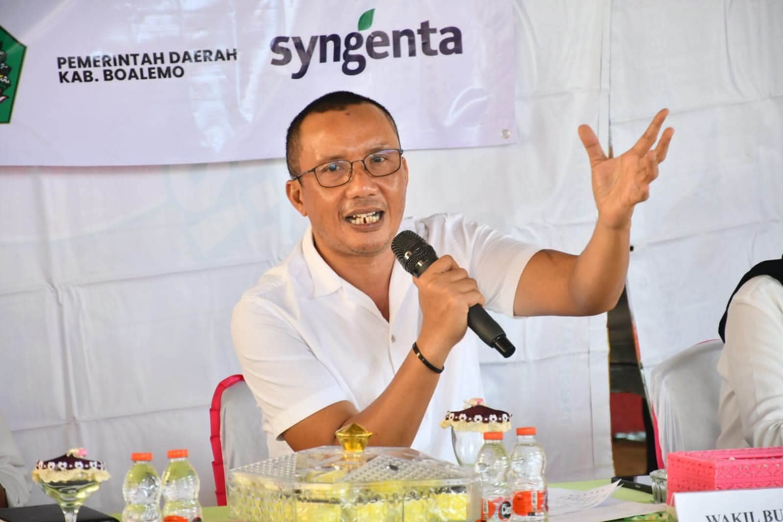 Wakil Bupati Boalemo, Lahmuddin Hambali saat membuka FGD Pengelolaan Aset Lahan Pertanian Berkelanjutan di Desa Balate Jaya.(Foto Prokopim)