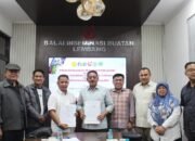 Bupati Boalemo, Rum Pagau Didampingi Ketua dan Wakil Ketua DPRD Kabupaten Boalemo, serta Kepala Dinas Pertanian dan Ketahanan Pangan Kabupaten Boalemo, saat melakukan penandatanganan Perjanjian Kerja Sama (PKS) Teknis Bidang Peternakan dengan Balai Inseminasi Buatan (BIB) Lembang.(Foto Istimewa)