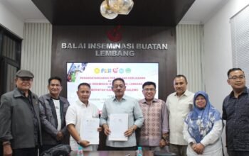 Bupati Boalemo, Rum Pagau Didampingi Ketua dan Wakil Ketua DPRD Kabupaten Boalemo, serta Kepala Dinas Pertanian dan Ketahanan Pangan Kabupaten Boalemo, saat melakukan penandatanganan Perjanjian Kerja Sama (PKS) Teknis Bidang Peternakan dengan Balai Inseminasi Buatan (BIB) Lembang.(Foto Istimewa)