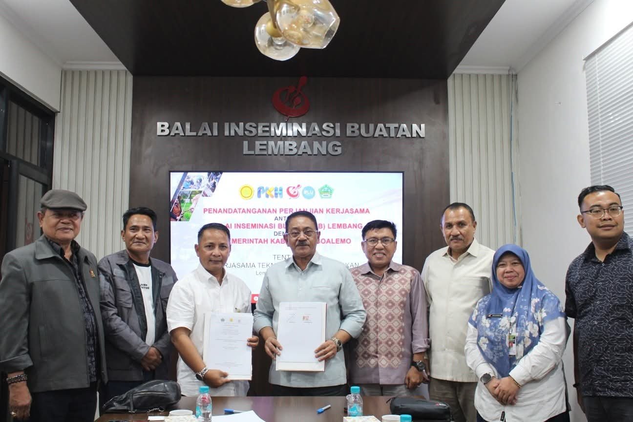 Bupati Boalemo, Rum Pagau Didampingi Ketua dan Wakil Ketua DPRD Kabupaten Boalemo, serta Kepala Dinas Pertanian dan Ketahanan Pangan Kabupaten Boalemo, saat melakukan penandatanganan Perjanjian Kerja Sama (PKS) Teknis Bidang Peternakan dengan Balai Inseminasi Buatan (BIB) Lembang.(Foto Istimewa)