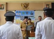 Bupati Boalemo, Rum Pagau saat melantik penjabat kades Mustika dan Saripi. (Foto Prokopim)