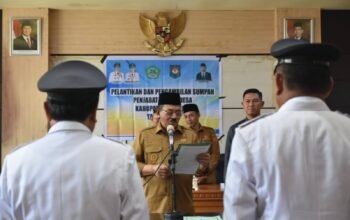 Bupati Boalemo, Rum Pagau saat melantik penjabat kades Mustika dan Saripi. (Foto Prokopim)