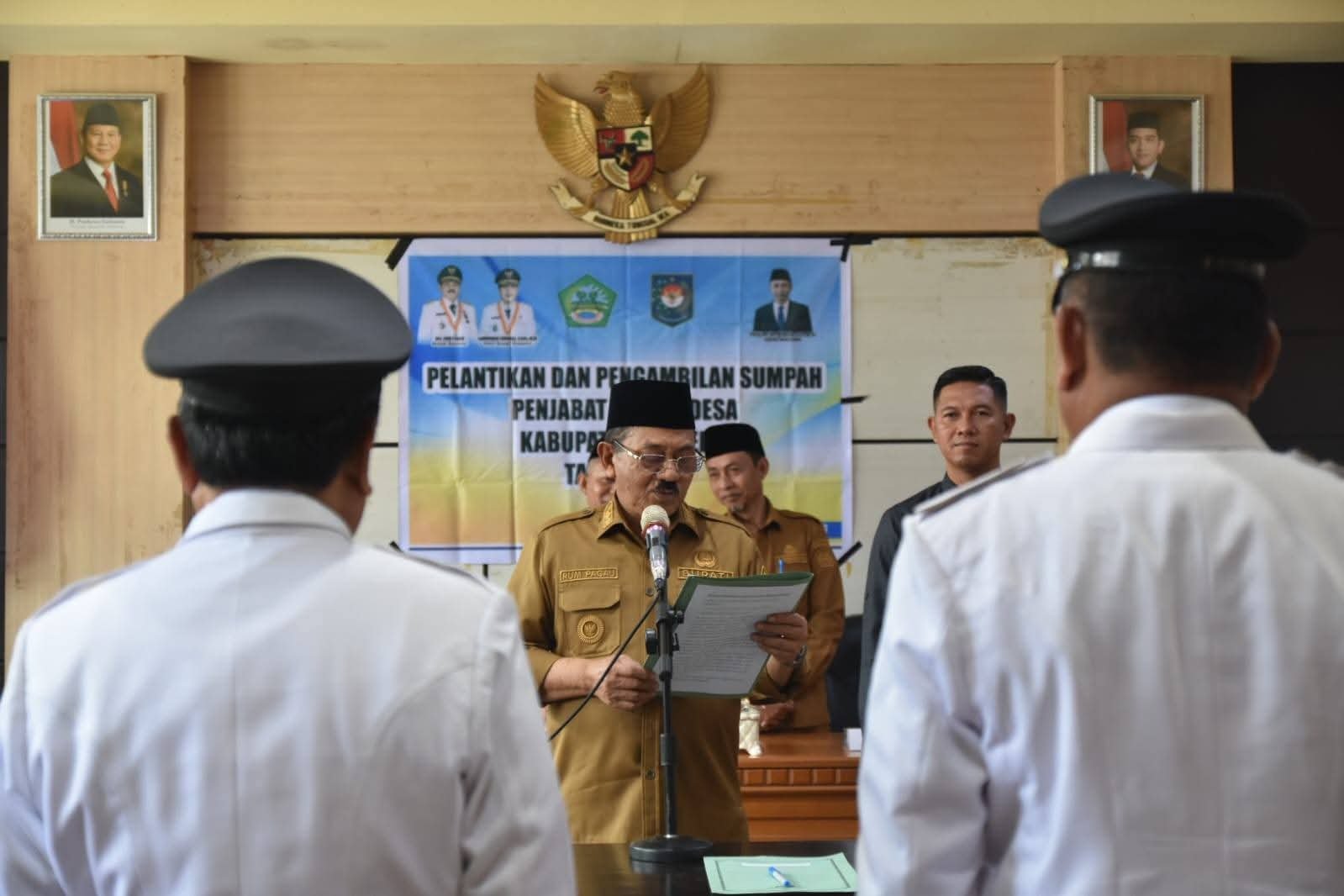 Bupati Boalemo, Rum Pagau saat melantik penjabat kades Mustika dan Saripi. (Foto Prokopim)