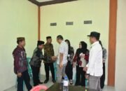 Wakil Bupati Boalemo, Lahmuddin Hambali saat melakukan peninjauan pemilihan BPD. (Foto Prokopim)