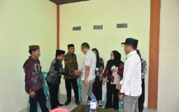 Wakil Bupati Boalemo, Lahmuddin Hambali saat melakukan peninjauan pemilihan BPD. (Foto Prokopim)