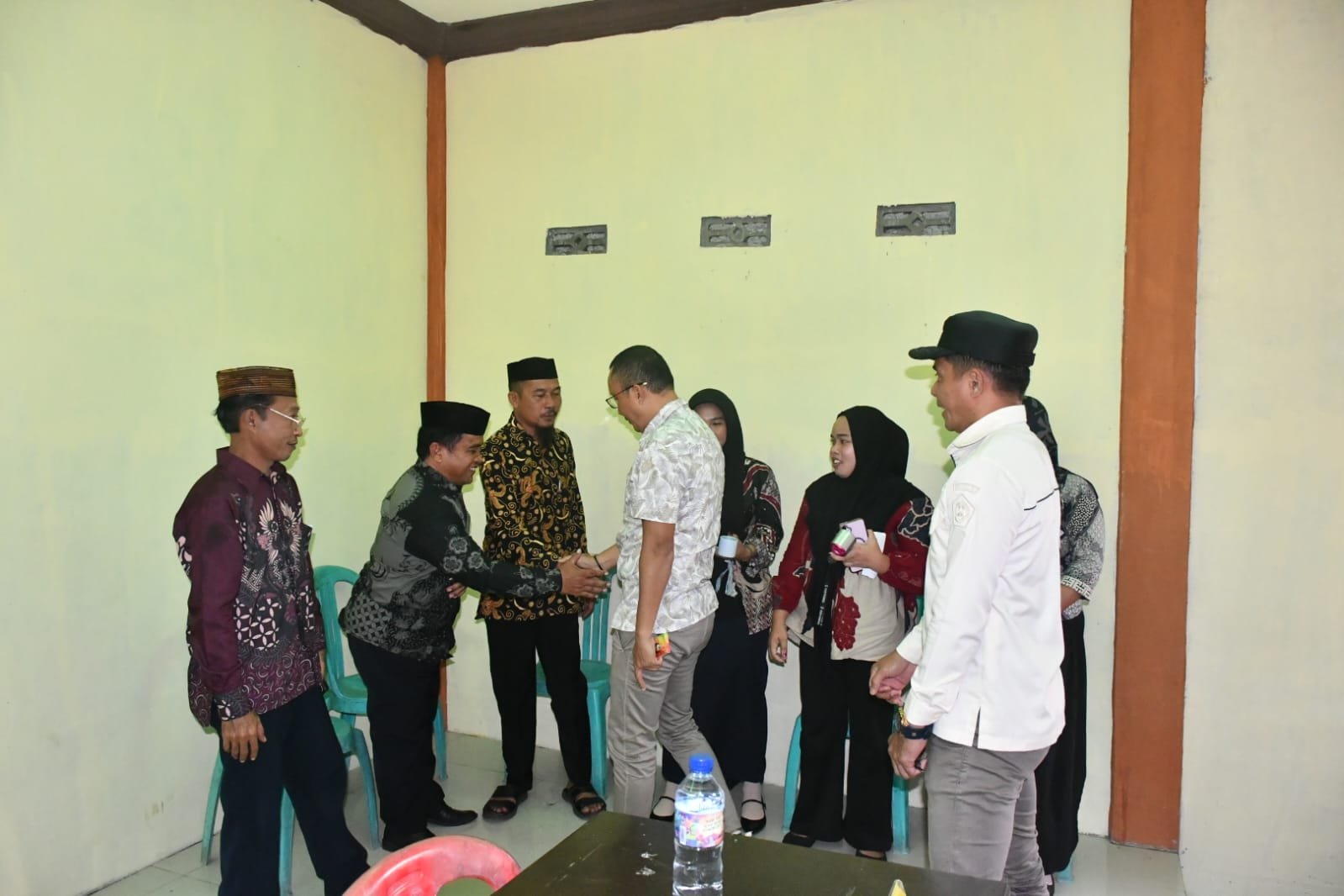 Wakil Bupati Boalemo, Lahmuddin Hambali saat melakukan peninjauan pemilihan BPD. (Foto Prokopim)