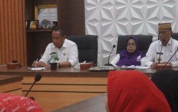 Ismet Mile, saat memimpin Rapat Koordinasi dan Persiapan Penilaian Posyandu Tingkat Provinsi Gorontalo di Ruang Rapat Bupati Bone Bolango, Senin, 3 Agustus 2026.