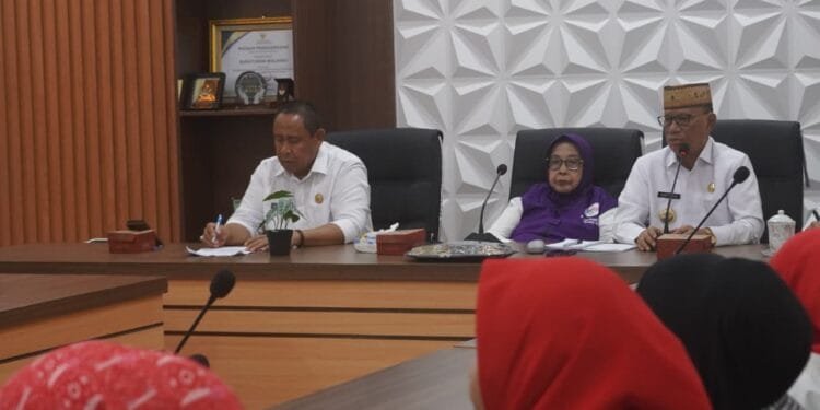 Ismet Mile, saat memimpin Rapat Koordinasi dan Persiapan Penilaian Posyandu Tingkat Provinsi Gorontalo di Ruang Rapat Bupati Bone Bolango, Senin, 3 Agustus 2026.