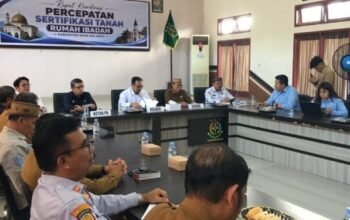 Sekda Iwan Mustapa usai menghadiri Rapat Koordinasi Percepatan Sertifikasi Tanah Rumah Ibadah Kabupaten Bone Bolango yang dipusatkan di Aula Kejaksaan Negeri Bone Bolango, Selasa, 4 Agustus 2026. (Sumber : Diskominfo Bone Bolango)