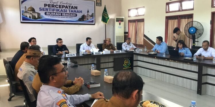 Sekda Iwan Mustapa usai menghadiri Rapat Koordinasi Percepatan Sertifikasi Tanah Rumah Ibadah Kabupaten Bone Bolango yang dipusatkan di Aula Kejaksaan Negeri Bone Bolango, Selasa, 4 Agustus 2026. (Sumber : Diskominfo Bone Bolango)