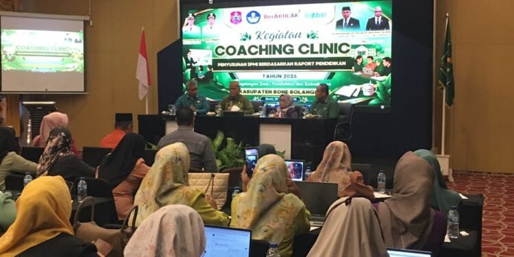 Bupati Ismet Mile didampingi Bunda PAUD Bone Bolango, Ruwaida Ismet Mile, ketika menghadiri Coaching Clinic Penyusunan Sistem Penjaminan Mutu Internal (SPMI) Berdasarkan Rapor Pendidikan Jenjang TK Tahun 2026. Kegiatan strategis ini dilaksanakan di Grand Q Hotel, Kota Gorontalo, Kamis, 6 Agustus 2026. (Sumber : Diskominfo Bone Bolango)