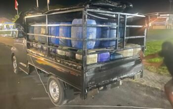 Mobil yang Mengangkut 71 jerigen BBM Solar yang diamankan Intel Kodam XIII Merdeka diserahkan ke Mapolres Pohuwato