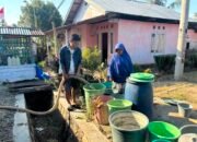 Anton Abdullah Bantu Distribusi Air Bersih Kepada Warga