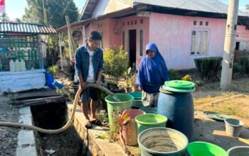 Anton Abdullah Bantu Distribusi Air Bersih Kepada Warga