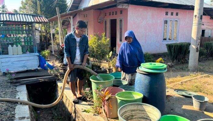 Anton Abdullah Bantu Distribusi Air Bersih Kepada Warga