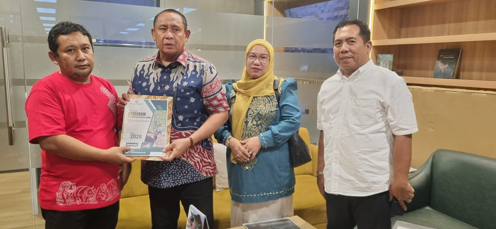 Asisten II Bidang Ekonomi, Pembangunan dan Sumber Daya Alam Setda Kabupaten Bone Bolango, Yusbar Ismail, bersama Kepala Bappeda Litbang Bone Bolango, Sri Mulyani Lalijo, melakukan kunjungan kerja ke Kementerian Kehutanan Republik Indonesia, Rabu, 12 Agustus 2026.