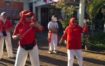 Ketua Dharma Wanita Persatuan (DWP) Kabupaten Bone Bolango, dr. Nurliana Iwan Mustapa mengikuti olahraga bersama DWP Provinsi Gorontalo, dalam rangka pemberdayaan pola hidup aktif, di Halaman Rumah Dinas Sekretaris Daerah Provinsi Gorontalo, Jumat, 14 Agustus 2026.