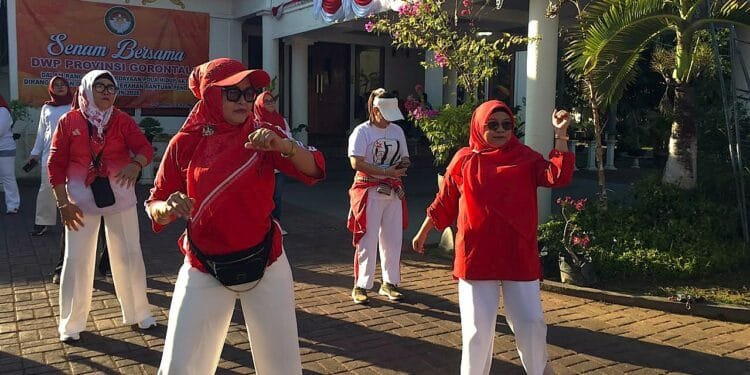 Ketua Dharma Wanita Persatuan (DWP) Kabupaten Bone Bolango, dr. Nurliana Iwan Mustapa mengikuti olahraga bersama DWP Provinsi Gorontalo, dalam rangka pemberdayaan pola hidup aktif, di Halaman Rumah Dinas Sekretaris Daerah Provinsi Gorontalo, Jumat, 14 Agustus 2026.