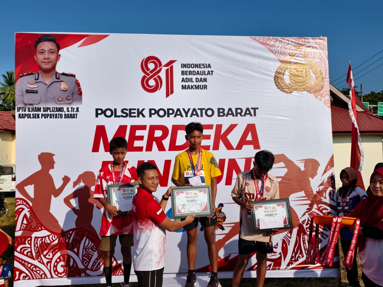 Penyerahan Hadiah Kepada Pemenang Fun Run oleh Kapolsek Popayato Barat