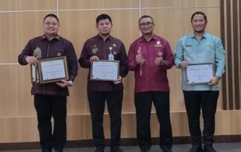 Kepala Badan Keuangan dan Pendapatan Daerah (BKPD) Bone Bolango, Abdul Halim Katilie, Menerima penghargaan Treasury Award yang berlangsung di Aula Ambua KPPN Provinsi Gorontalo, Kamis, 27 Agustus 2026. (Foto Diskominfo)