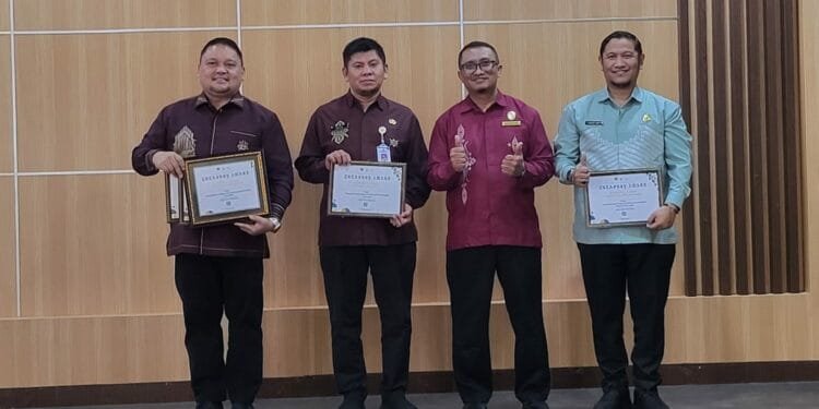Kepala Badan Keuangan dan Pendapatan Daerah (BKPD) Bone Bolango, Abdul Halim Katilie, Menerima penghargaan Treasury Award yang berlangsung di Aula Ambua KPPN Provinsi Gorontalo, Kamis, 27 Agustus 2026. (Foto Diskominfo)