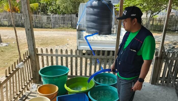 Atasi Dampak Kekeringan, YR Tim Distribusi Air Bersih Kepada Warga Pohuwato