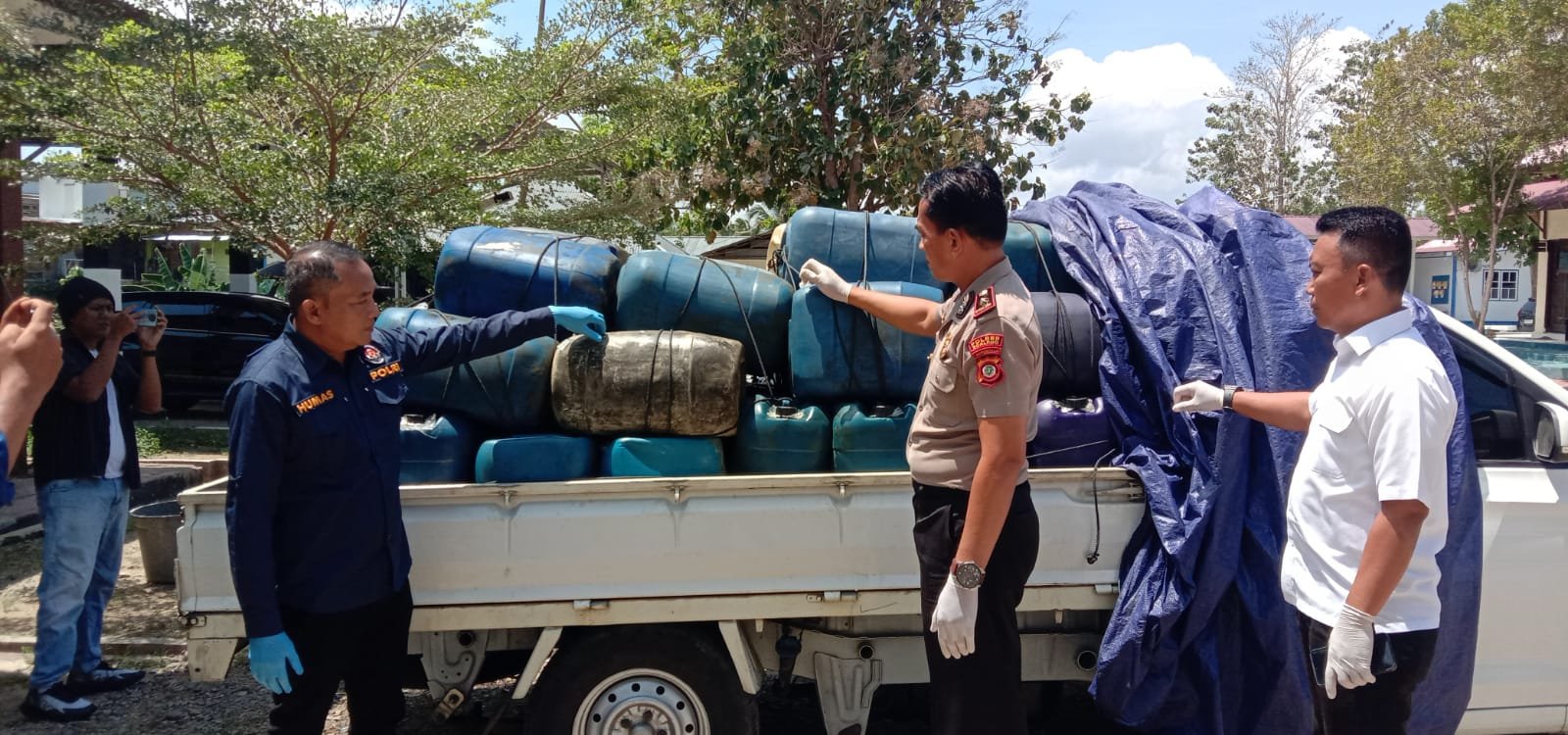 70 Galon Solar Ilegal Asal Gorut Tujuan Pohuwato Disikat Polres Boalemo. (Foto Istimewa)