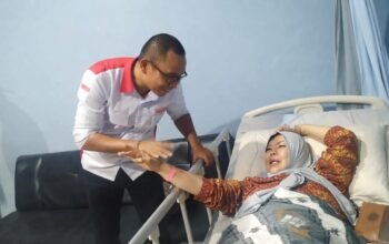 Jenguk Idah Syahidah di Rumah Sakit, Wabup Boalemo, Lahmuddin Hambali Sampaikan Doa Terbaik. (Foto Istimewa)