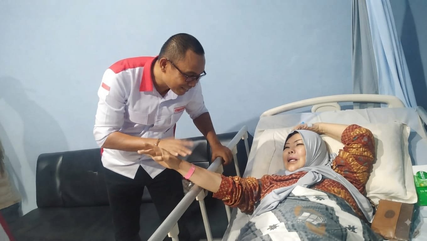 Jenguk Idah Syahidah di Rumah Sakit, Wabup Boalemo, Lahmuddin Hambali Sampaikan Doa Terbaik. (Foto Istimewa)