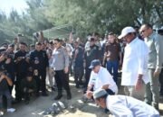 Jamintel Kejagung RI dan Pemkab Boalemo Lepas Liarkan Penyu dan Burung di Bolihutuo. (Sumber Foto Prokopim Boalemo)