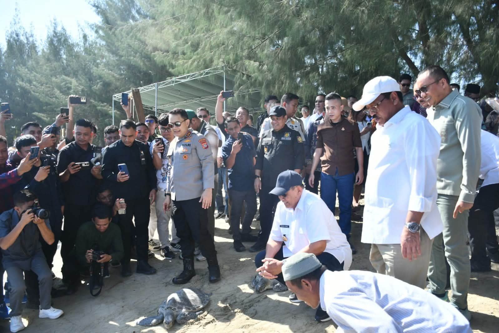 Jamintel Kejagung RI dan Pemkab Boalemo Lepas Liarkan Penyu dan Burung di Bolihutuo. (Sumber Foto Prokopim Boalemo)