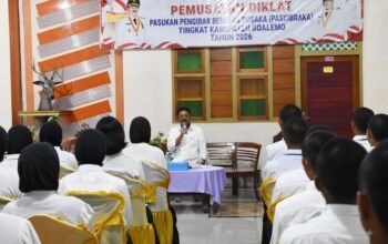 Bupati Boalemo, Rum Pagau Saat Memberikan Penguatan Peserta Diklat Paskibraka Kabupaten Boalemo. (Sumber Foto Prokopim Boalemo)