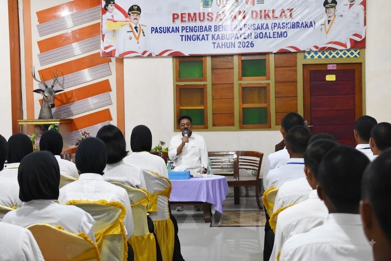 Bupati Boalemo, Rum Pagau Saat Memberikan Penguatan Peserta Diklat Paskibraka Kabupaten Boalemo. (Sumber Foto Prokopim Boalemo)