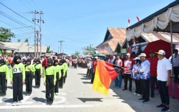 Bupati Boalemo, Rum Pagau bersama Wabup Boalemo, Lahmuddin Hambali Lepas Peserta Gerak SD-SMP Dalam Rangka Semarak HUT RI ke-81. (Sumber Foto Prokopim Boalemo)