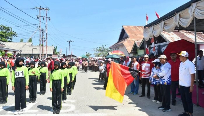 Semarak HUT RI ke-81, Bupati dan Wabup Boalemo Lepas Lomba Gerak Jalan SD-SMP