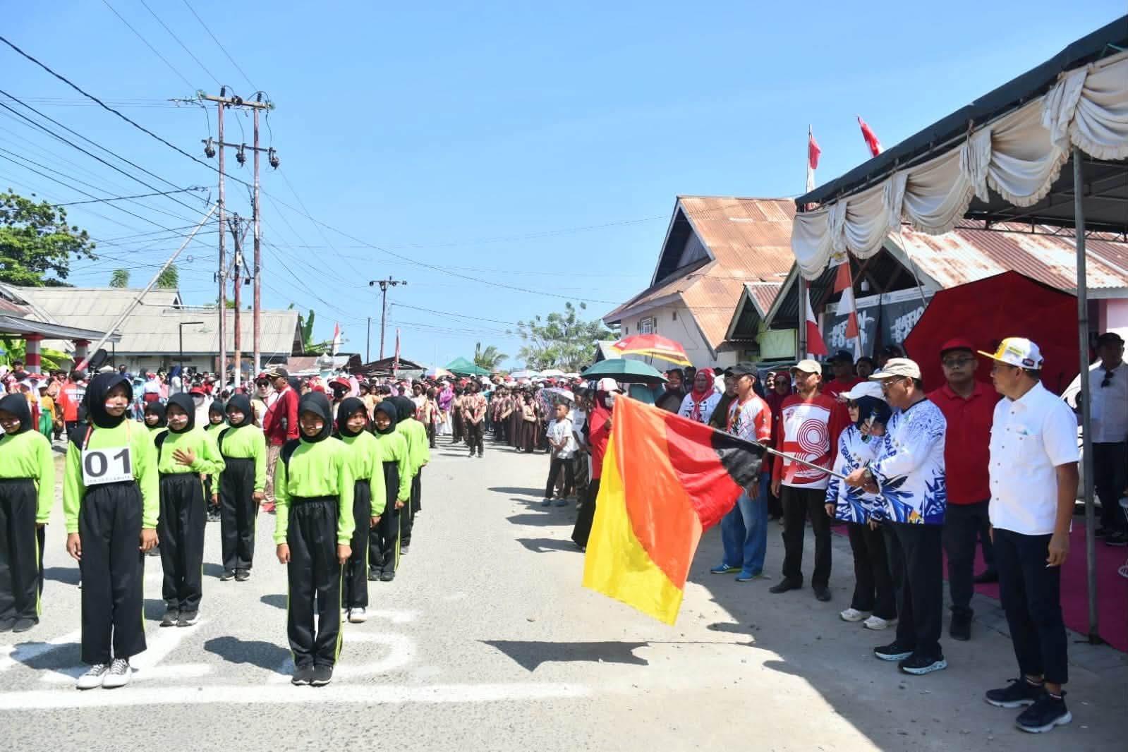 Bupati Boalemo, Rum Pagau bersama Wabup Boalemo, Lahmuddin Hambali Lepas Peserta Gerak SD-SMP Dalam Rangka Semarak HUT RI ke-81. (Sumber Foto Prokopim Boalemo)