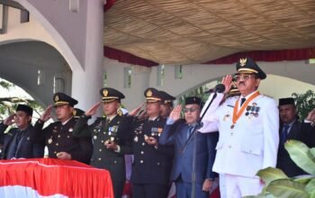 Bupati Boalemo, Rum Pagau Saat Memimpin Upacara HUT RI ke-81. (Sumber Foto Prokopim Boalemo)