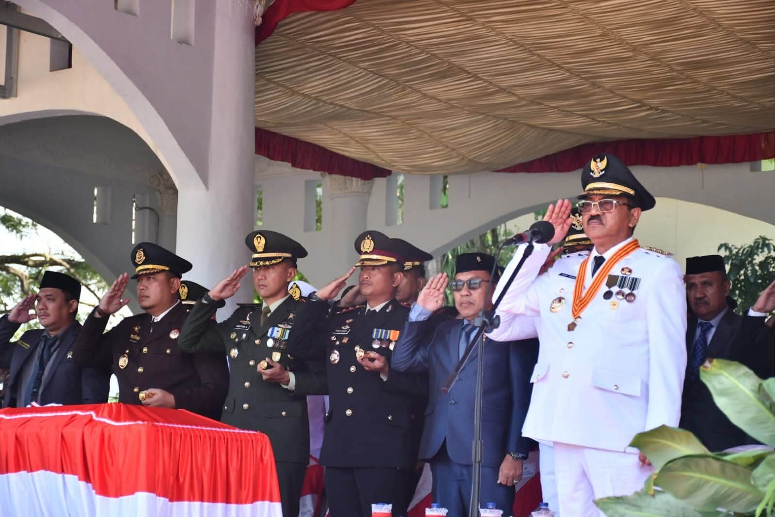Bupati Boalemo, Rum Pagau Saat Memimpin Upacara HUT RI ke-81. (Sumber Foto Prokopim Boalemo)