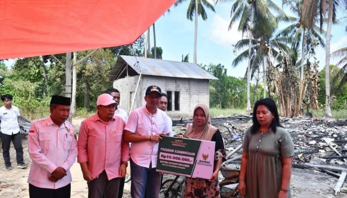 Wabup Boalemo Serahkan Bantuan Baznas untuk Korban Kebakaran di Desa Buti