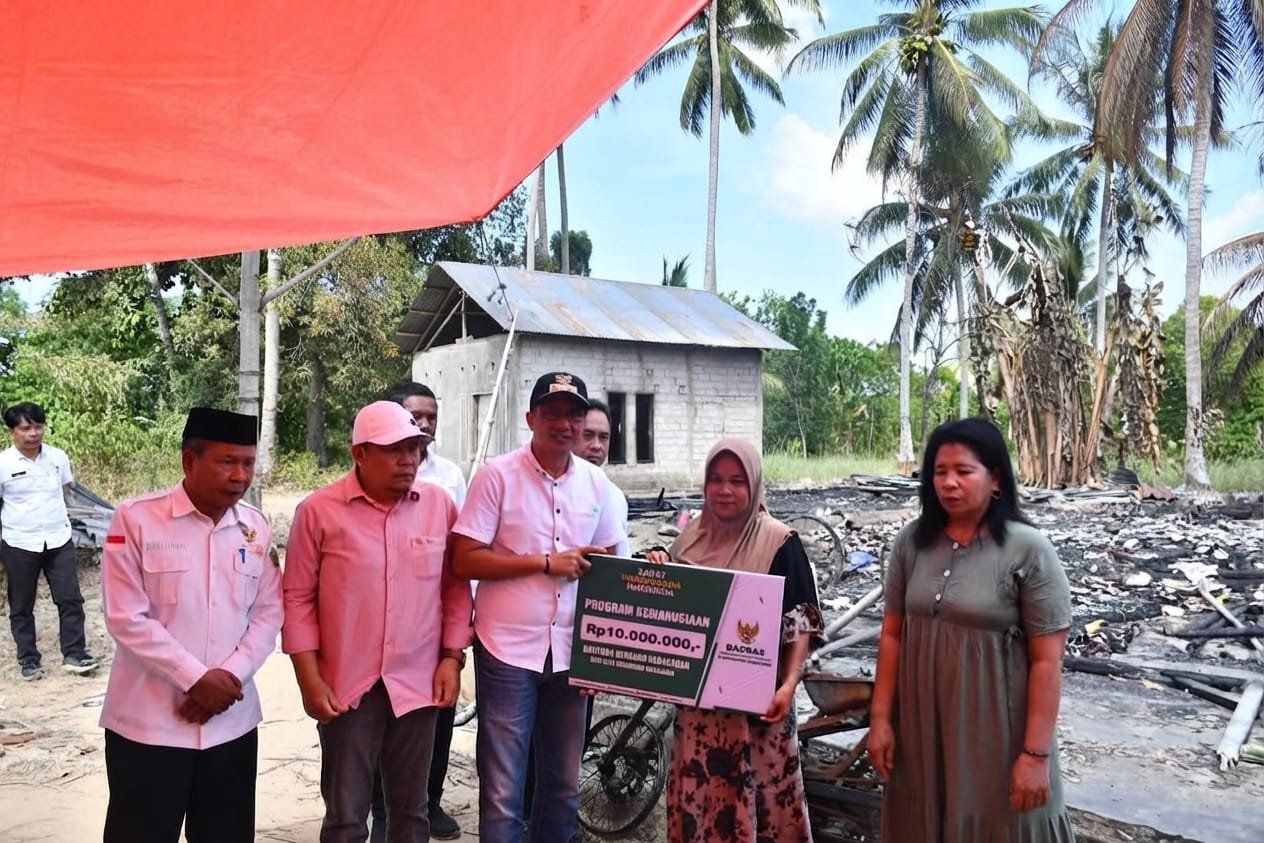 Tinjau Korban Kebakaran, Wabup Boalemo, Lahmuddin Hambali didampingi Ketua Baznas Boalemo, Mus Moha Serahkan Santunan Baznas.(Sumber Foto Prokopim Boalemo)