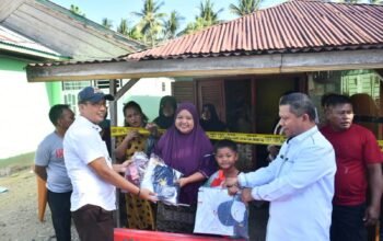 Pemkab Boalemo Salurkan Bantuan untuk Korban Kebakaran di Piloliyanga.(Sumber Foto Prokopim Boalemo)
