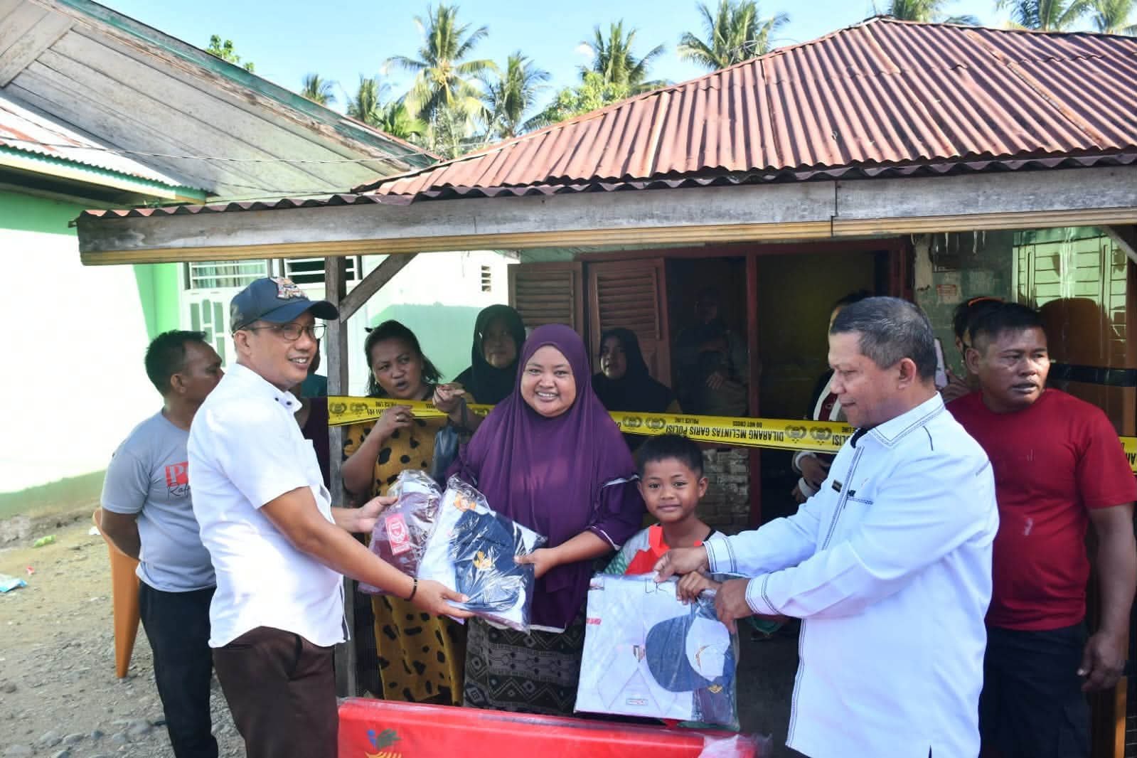 Pemkab Boalemo Salurkan Bantuan untuk Korban Kebakaran di Piloliyanga.(Sumber Foto Prokopim Boalemo)