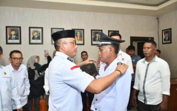 Wabup Boalemo Lantik Zainudin Ente sebagai Pj Kades Balate Jaya.(Foto Istimewa)