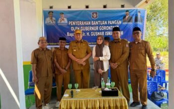 Gubernur Gorontalo Gusnar Ismail Salurkan Bantuan Pangan kepada Warga Bone Bolango