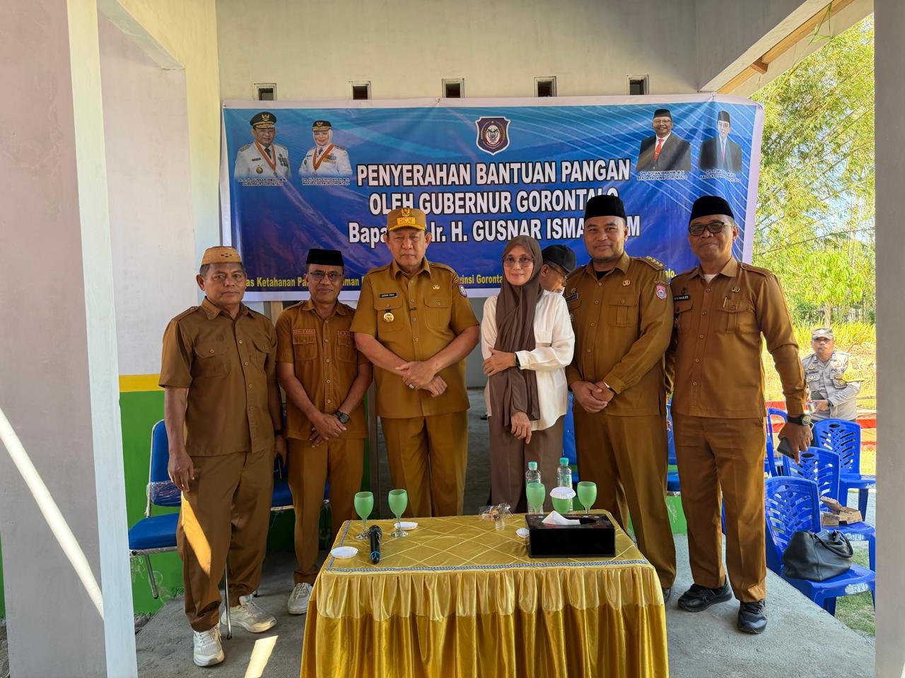 Gubernur Gorontalo Gusnar Ismail Salurkan Bantuan Pangan kepada Warga Bone Bolango